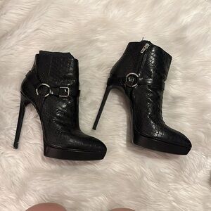 Yves Saint Laurent Black Python 6 inch Ankle Boots 41.5
Sexxxyyyy
